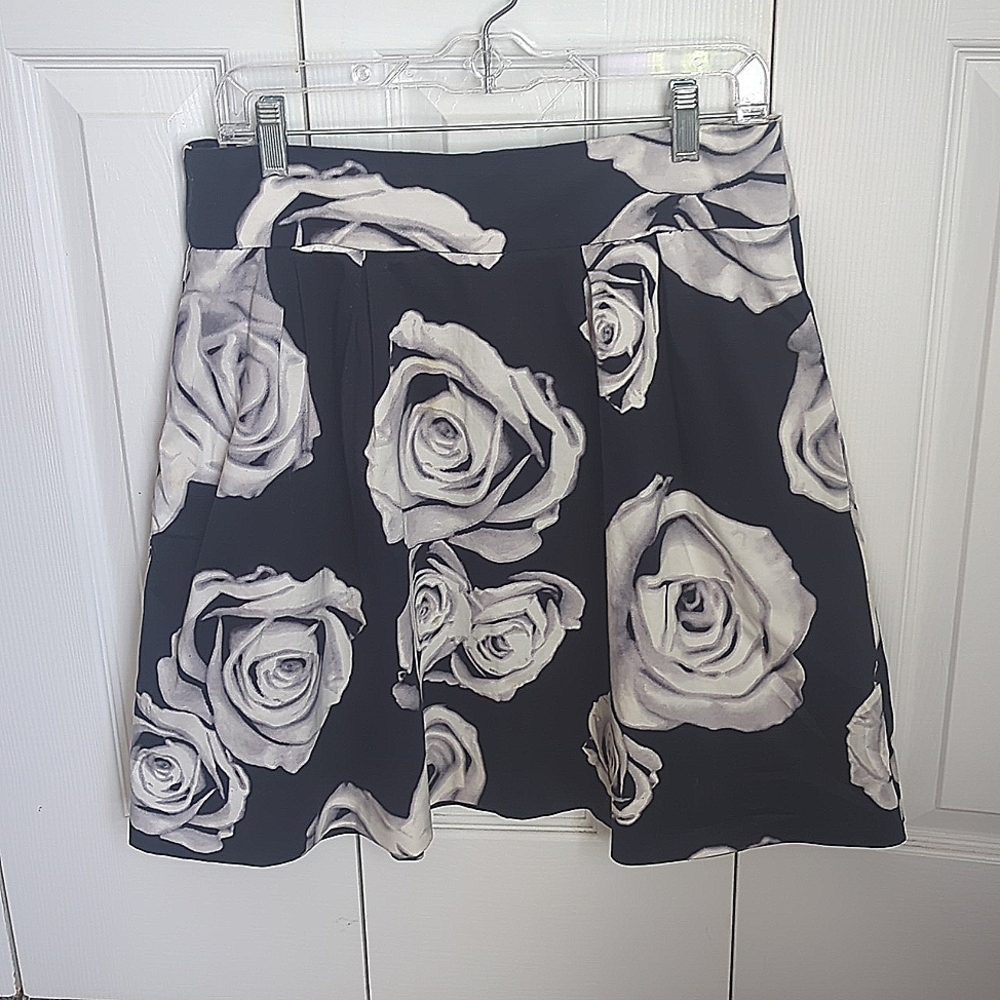 NWT White House Black Market Black Gray Floral Pleated Lined Skirt
